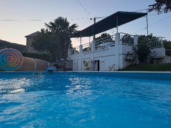 With Pool - Keep Calm Ferienhaus
